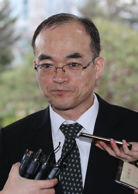 거액의 뇌물수수 혐의 등을 받는 이명박 전 대통령에 대해 검찰이 19일 오후 구속영장을 청구했다. 