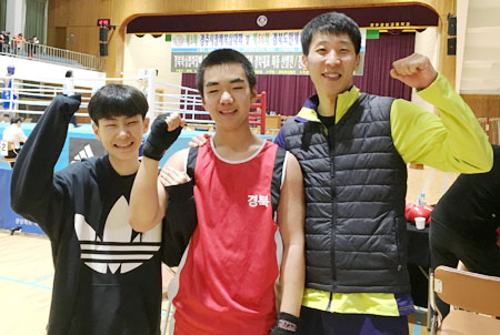 김재민(가운데) 학생이 파이팅을 외치고 있다. 봉화교육지원청 제공