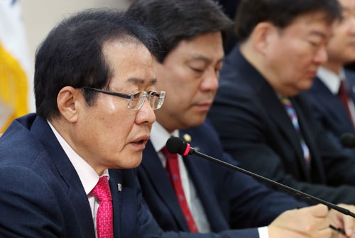 자유한국당 홍준표 대표가 19일 오전 서울 여의도 당사에서 열린 6