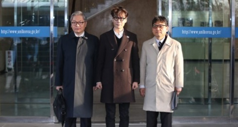 작곡가 겸 가수 윤상(가운데)을 수석대표로 하는 