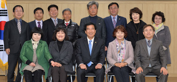 착한나눔 봉사왕 간담회 참석자들이 기념사진을 찍고 있다. 경산시 제공