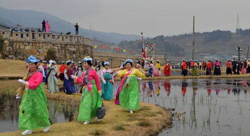 지난해 열린 읍성 밟기 행사 모습. 청도군 제공