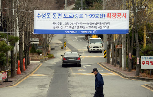 대구 (주)호텔수성은 수성못 동편도로(호텔 앞 네거리~불교한방병원네거리) 왕복 2차로 275m 구간을 4차로로 확장하는 공사를 내달 중으로 마무리할 방침이다. 20일 공사 안내 플래카드가 걸려 있다. 우태욱 기자 woo@msnet.co.kr