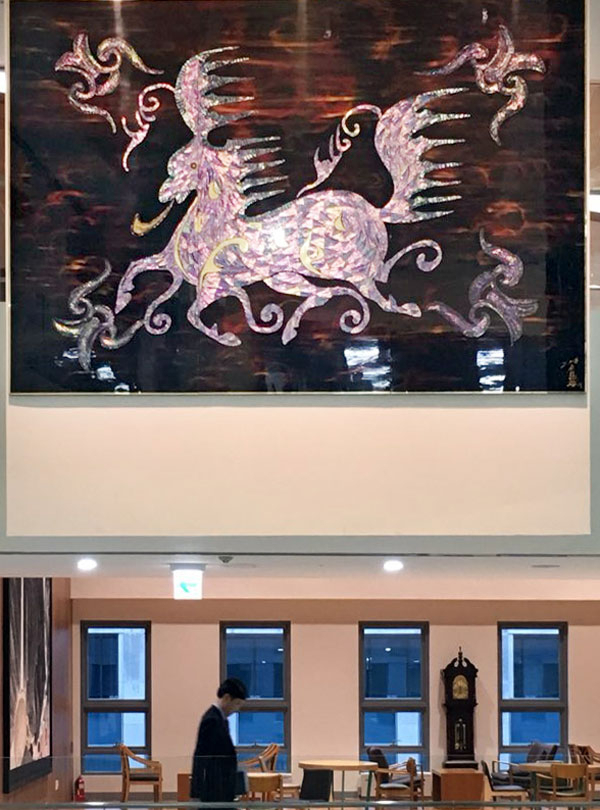 경상북도는 최근 도청 3층 로비에 천마를 주제로 한 미술 작품을 내걸었다. 모현철 기자