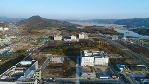 허허벌판이던 경북 도청신도시가 도청 이전 2년여 만에 상주인구 1만여 명을 넘어서 조만간 2만 명을 바라보면서 주거 환경의 요건들도 하나씩 갖추고 있다. 전원형 생태도시를 목표로 조성된 개천과 숲, 병