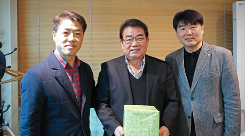 박영수(왼쪽) 안동경찰서장은 이달 19일 열린 아동안전보호협의회 정기회의에서 우수위원들에게 감사장을 전달했다. 안동경찰서 제공