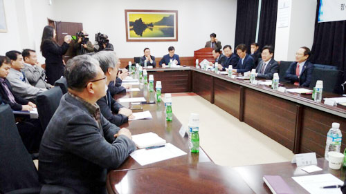 한국GM 협력업체, 더불어민주당, 대구시, 경상북도, 구미시 관계자들이 남선알미늄 구미공장에서 간담회를 열고 애로사항 청취 및 대책을 논의하고 있다. 구미시 제공