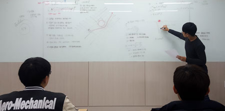 경운대 항공기계공학과 선후배들이 이음(E-UM) 멘토링 프로그램 활동을 하고 있다. 경운대 제공