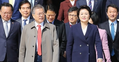 베트남을 국빈 방문하는 문재인 대통령과 부인 김정숙 여사가 22일 오전 서울공항을 통해 출국, 전용기로 향하고 있다. 연합뉴스