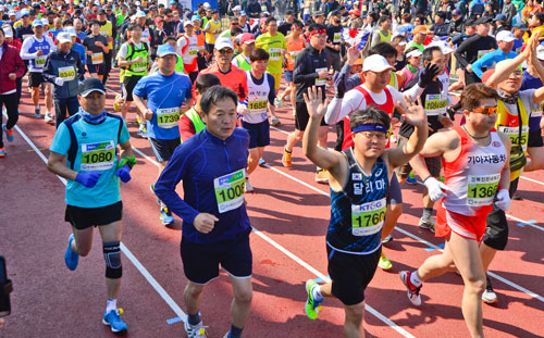 지난해 열린 제15회 소백산마라톤대회에 참가한 사람들이 출발신호에 맞춰 힘차게 달려나가고 있다. 매일신문 DB