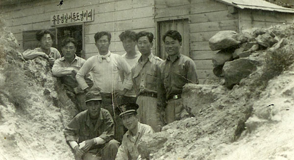 1956년 5월 28일 촬영한 사진 속 독도경비대 막사에 