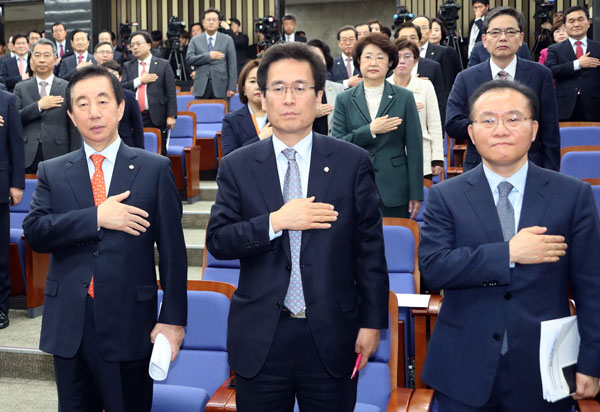 자유한국당 김성태 원내대표, 함진규 정책위의장, 윤재옥 원내수석부대표(앞줄 왼쪽부터) 등 참석 의원들이 22일 국회에서 열린 개헌의원총회에서 국기에 대한 경례를 하고 있다. 연합뉴스
