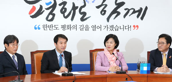 한병도(왼쪽) 청와대 정무수석이 22일 오후 개헌 처리 협조 당부를 위해 국회를 방문, 더불어민주당 당 대표 회의실에서 추미애(가운데) 대표, 우원식 원내대표 등과 만나 발언하고 있다. 연합뉴스