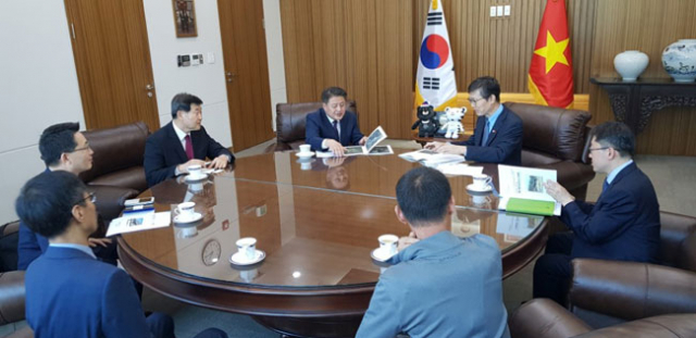봉화군과 베트남 빈증성, 동나이성 관계자들이 업무 협의를 하고 있다. 봉화군 제공