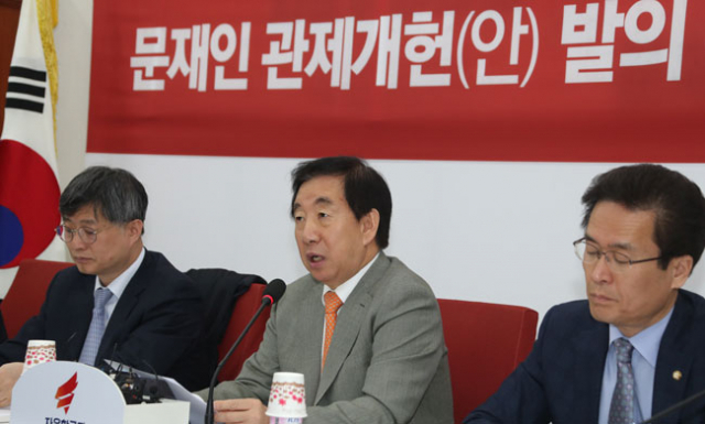 자유한국당 김성태(가운데) 원내대표가 25일 국회 원내대표실에서 원내지도부와 함께 긴급 기자회견을 열고 정부의 개헌안 발의를 비판하고 있다. 연합뉴스