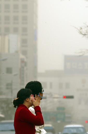 지난 1월 18일 오후 대구경북 전역에 초미세먼지 주의보가 발령된 가운데 마스크를 착용한 시민들이 대구 중구 달구벌대로 횡단보도를 건너고 있다. 우태욱 기자 woo@msnet.co.kr
