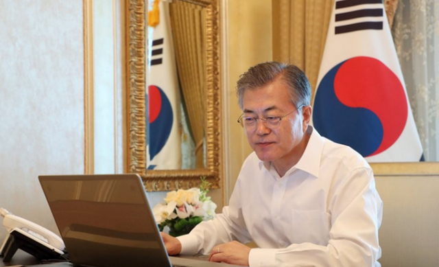 아랍에미리트(UAE)를 공식 방문 중인 문재인 대통령이 26일 오전 (현지시간) 바라카 원전 1호기 완공식에 참석하기에 앞서 숙소 호텔에서 국무회의를 통과한 개헌안의 국회 송부와 공고를 전자결재하고 있다 연합뉴스