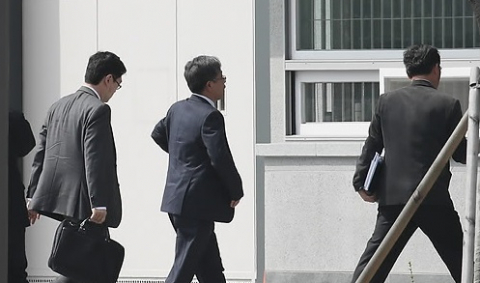 검사와 수사관들이 26일 이명박 전 대통령에 대한 첫 