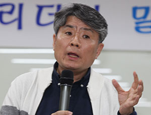 26일 오후 매일신문 8층 강의실에서 열린 매일 탑 리더스 아카데미에서 강원국 작가가 강연하고 있다.