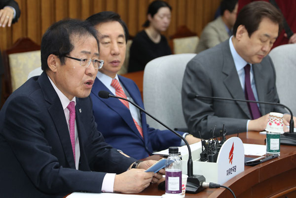 자유한국당 홍준표(왼쪽) 대표가 26일 국회에서 열린 확대원내대책회의에 문재인 정부가 체제변혁을 시도하고 있다고 주장하면서 