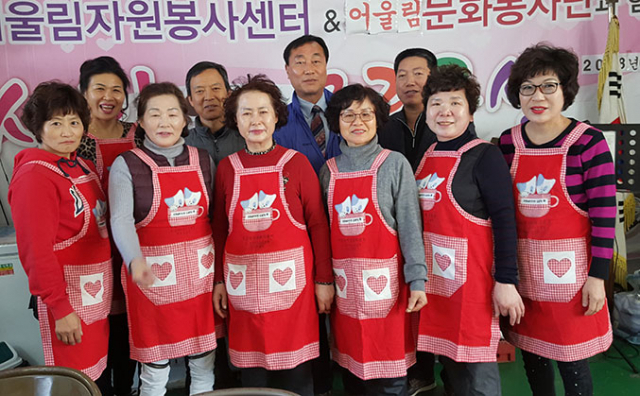 어울림자원봉사센터 회원들은 매주 3차례 어르신들을 위해 무료급식을 하고 있다. 무료급식을 마치고 찍은 기념사진. 어울림자원봉사센터 제공