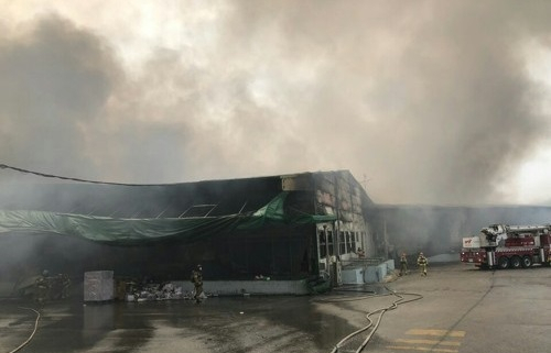27일 오전 경기도 용인시 처인구 한 물류센터에서 불이 나 소방당국이 진화작업을 벌이고 있다. 현재까지 인명피해는 없는 것으로 파악됐다. 사진은 연기가 치솟는 화재 현장. 연합뉴스
