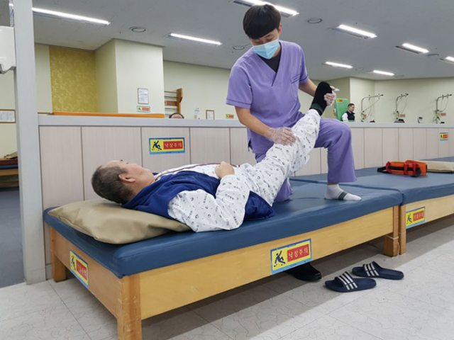 서구 내당동에 있는 한신요양병원은 노인성 질환에 필수 진료과목인 재활의학과, 신경과, 내과, 정형외과, 외과, 가정의학과, 한방과 등에서 10여 명의 전문의를 두고 있으며, 대형 재활센터에서 40여 명의 재활치료사가 1대1 맞춤식 재활치료를 실시하고 있다. 한신요양병원 제공