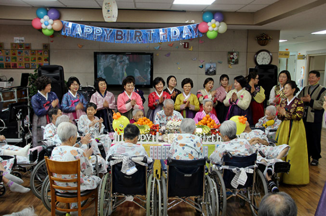 고령영생요양원이 어르신을 위해 마련한 생일잔치 한 장면. 같은 달 생일을 맞은 어르신들의 합동 생일잔치로 즐거움을 선사하고 있다. 고령영생요양원 제공