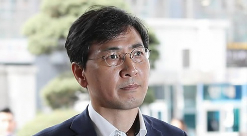 성폭력 의혹을 받는 안희정 전 충남지사가 28일 오후 구속 전 피의자 심문(영장실질심사)을 위해 서울서부지법으로 들어서고 있다. 연합뉴스