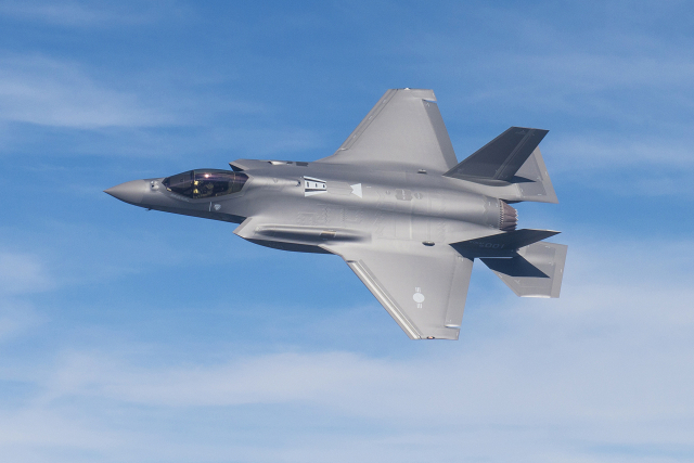 한국 공군의 F-35A 1호기가 시험비행하는 모습. 연합뉴스