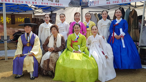 이달 23~25일 열린 청도읍성밟기 행사에서 다운예술단 단원들이 국악 체험과 공연을 펼쳐 큰 호응을 받았다. 앞줄 왼쪽에서 두 번째가 정금난 단장. 다운예술단 제공