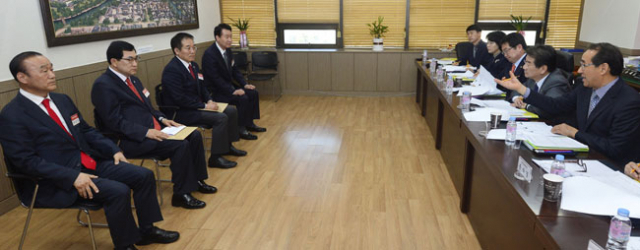 28일 자유한국당 경북도당에서 제7회 전국동시지방선거 경주시장 예비후보들(왼쪽)이 공천관리위원들 앞에서 면접을 보고 있다. 성일권 기자 sungig@msnet.co.kr