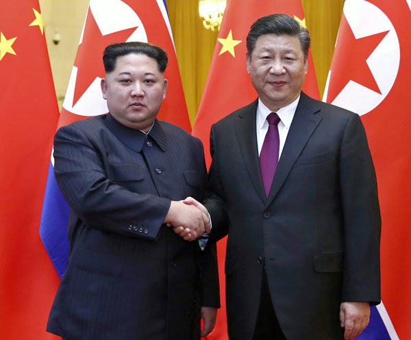 중국을 방문한 김정은(왼쪽) 북한 노동당 위원장이 베이징에서 시진핑 중국 국가주석과 악수를 하고 있다. 김 위원장은 시 주석과의 정상회담에서 