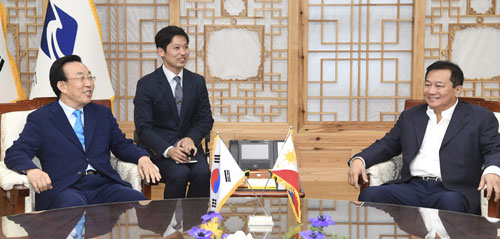 김관용 경북도지사가 필리핀 판탈레온 알바레즈 하원의장과 면담하고 있다. 경북도 제공