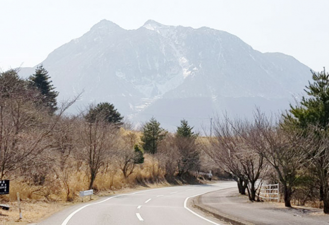 벳푸에서 유후인을 잇는 616번 국도. 저 뒤에 보이는 산을 넘어야 한다.