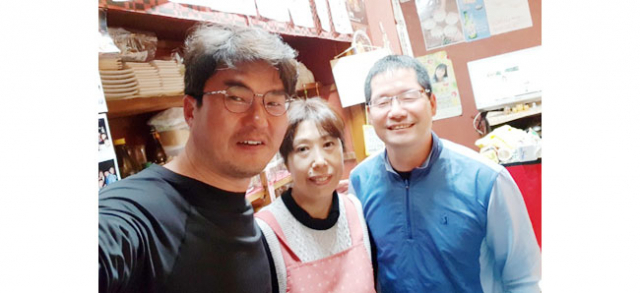 유후인역에서 긴린코 호수 사이에 줄지어 있는 상점들.