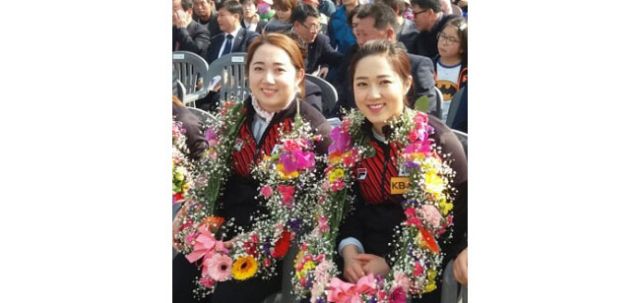 올해 부활절 연합예배에 참가하는 여자 컬링 국가대표팀 김영미(왼쪽)·경애 자매.