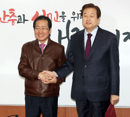 자유한국당 홍준표(왼쪽) 대표가 30일 오전 서울 여의도 당사에서 열린 사회주의 개헌저지 투쟁본부 위원장 임명장 수여식에서 김무성 위원장과 악수하고 있다. 연합뉴스