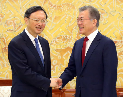 문재인 대통령이 30일 오후 청와대에서 시진핑 중국 국가주석의 특별대표 자격으로 방한한 양제츠 중국 외교담당 정치국 위원을 만나 기념촬영을 하고 있다. 연합뉴스