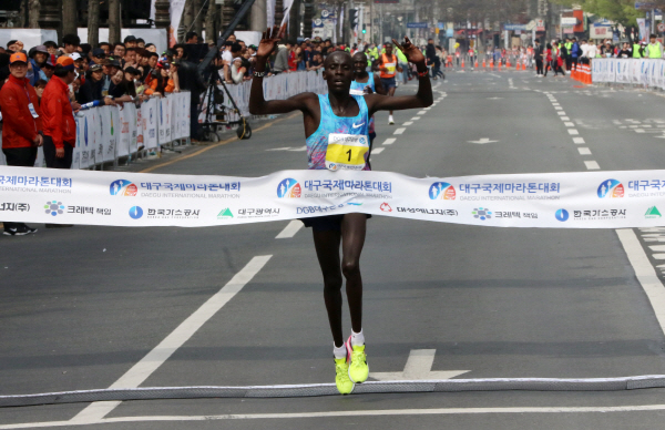 1일 대구 국채보상운동기념공원 인근에서 열린 2018 대구국제마라톤대회에서 케냐 아브라함 킵툼이 가장 빨리 결승선을 통과하고 있다. 연합뉴스