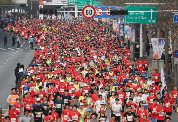 1일 오전 대구 국채보상운동기념공원 앞에서 열린 2018 대구국제마라톤대회에서 참가자들이 힘차게 달리고 있다. 연합뉴스