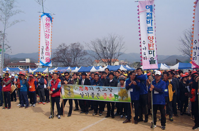 1일 청도 이서초등학교 총동창회가 준비한 체육대회 및 한마음축제에서 동문들이 고향마을별로 입장식을 하고 있다. 노진규 기자