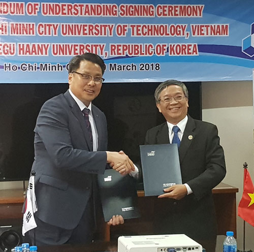 변창훈 대구한의대 총장(왼쪽)이 베트남 호찌민기술대학교를 찾아 상호발전을 위한 협약을 체결했다. 대구한의대 제공