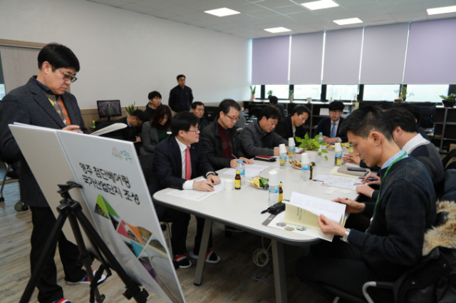 지난달 2일 국토교통부와 국토연구원, 한국토지주택공사 관계자 5명으로 구성된 실사단이 첨단베어링 국가산업단지가 조성될 영주시 장수면 일대를 방문한 후 영주시 관계자로부터 사업계획에 대한 설명을 듣고 있다.