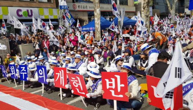 박근혜 전 대통령 석방 천만명 서명 운동을 추진 중인 