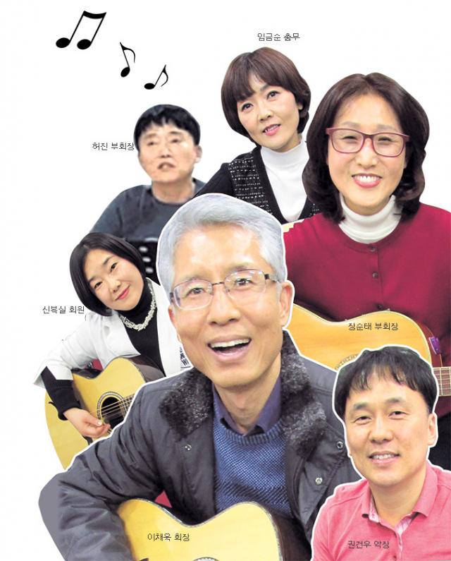 어울림통기타동호회 회원들이 엘레오스노인요양센터에서 음악 봉사활동 모습.