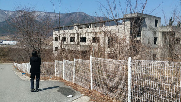 경주시립간호센터 인근 폐건물. 앙상하게 남은 채 지난 10여 년간 방치돼 왔다. 경주시립간호센터는 지난 2015년 문을 닫은 이래 수년째 방치된 채 관리가 제대로 이루어지지 않고 있다.