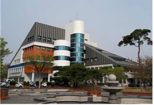 대구시립서부도서관이 외벽 개선 공사를 완료하고, 산뜻하고 안전한 도서관으로 거듭났다. 서부도서관 제공