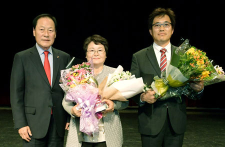 (주)모아와 (주)극동메탈휀스가 올해 1분기 영천시 스타기업에 선정됐다. 김영석 영천시장(왼쪽부터), 이은숙 극동메탈휀스 대표, 김인구 모아 상무. 영천시 제공