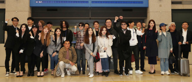 4일 오전 남북 평화협력 기원 남측예술단이 인천공항에 도착, 취재진을 향해 포즈를 취하고 있다.연합뉴스